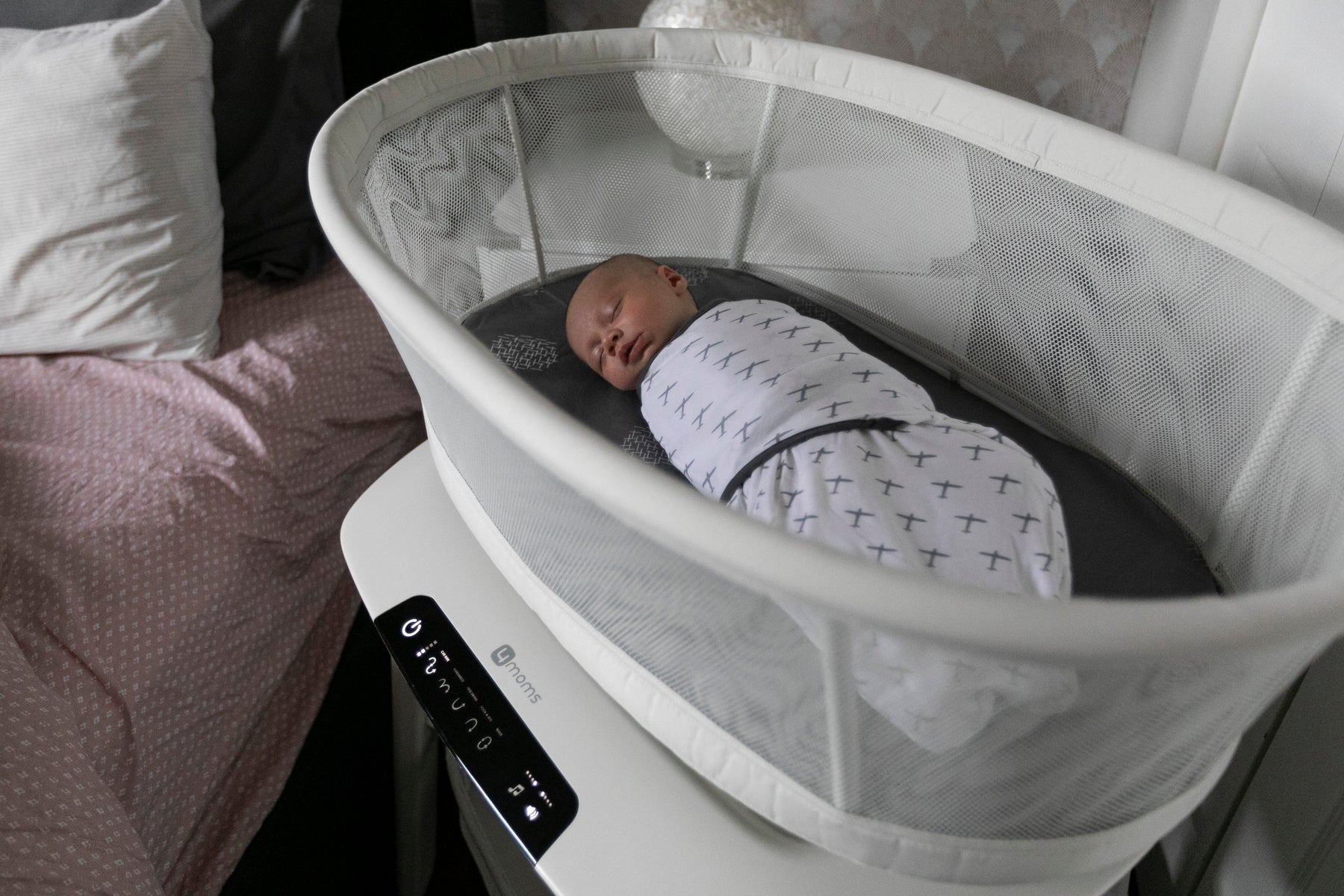 Baby sleeping in bassinet safety online